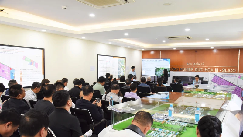 Bà Lê Thị Bích Ngọc, Phó Tổng Giám đốc Công ty Trường Sơn Land giới thiệu thông tin về Khu công nghiệp Đức Hòa 3 với đoàn doanh nghiệp Trung Quốc