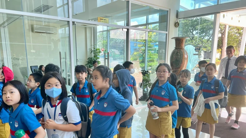 Các em học sinh vui mừng khi được tham quan Công ty TNHH Xử lý chất thải Việt Nam