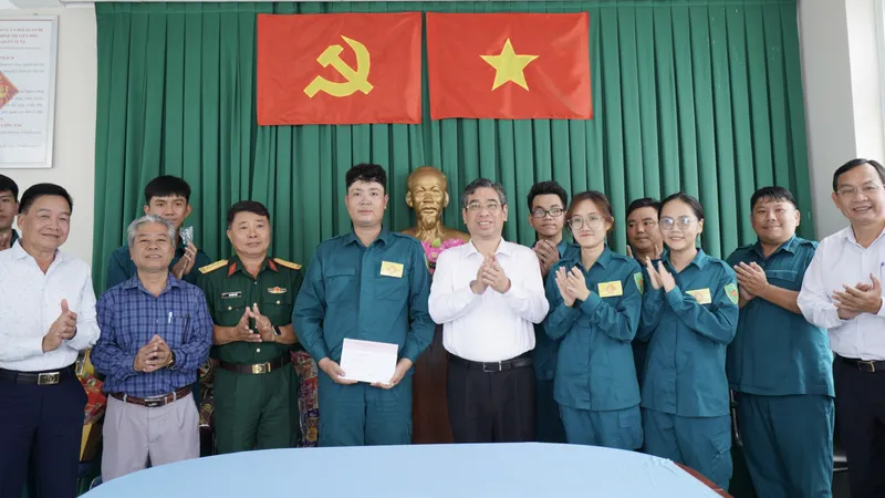 Lãnh đạo TPHCM thăm các chiến sĩ dân quân tự vệ tiêu biểu 