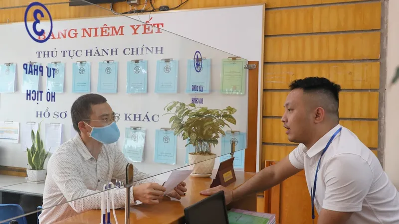Người dân giao dịch thủ tục hành chính