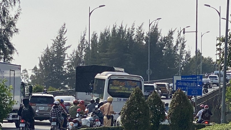 Holidaymakers stream to Mekong Delta, causing traffic jam on Rach Mieu Bridge