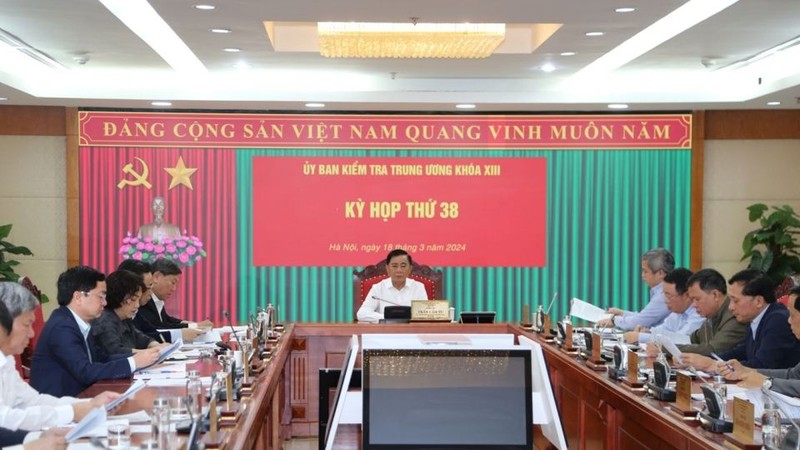 中央检查委员会主任陈锦秀（中）主持会议。（图：芳华）