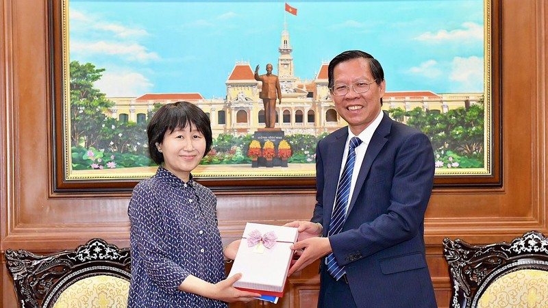 市人委会主席潘文迈接见胡志明市驻日本爱知县旅游大使广濑规子。（图：越勇）