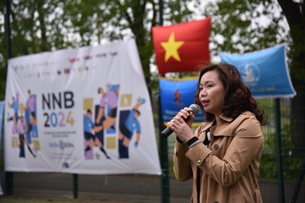 越南驻法国公使衔参赞潘氏金燕发表讲话。（图：互联网）