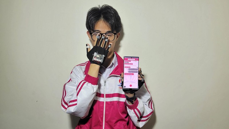 陈玉隆研发人工智能语言转换手套。