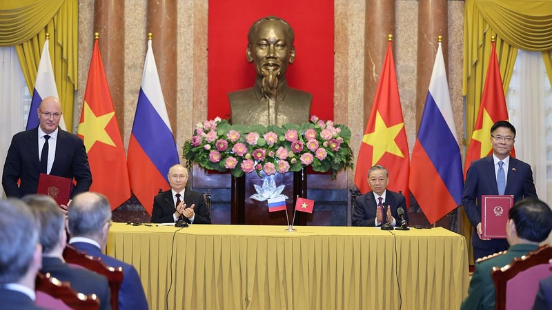 俄罗斯联邦总统普京与越南国家主席苏霖见证两国签署合作仪式。（图：越通社）