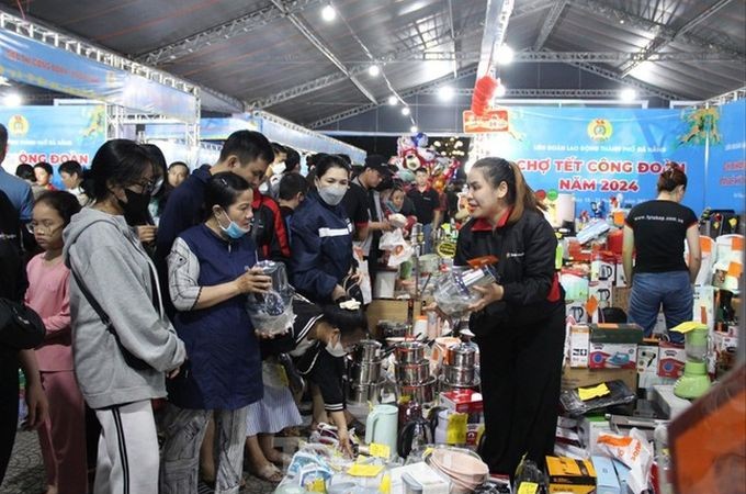 “春节工会集市”活动的零元货摊将在2025年春节期间继续举行。（图：文坚）