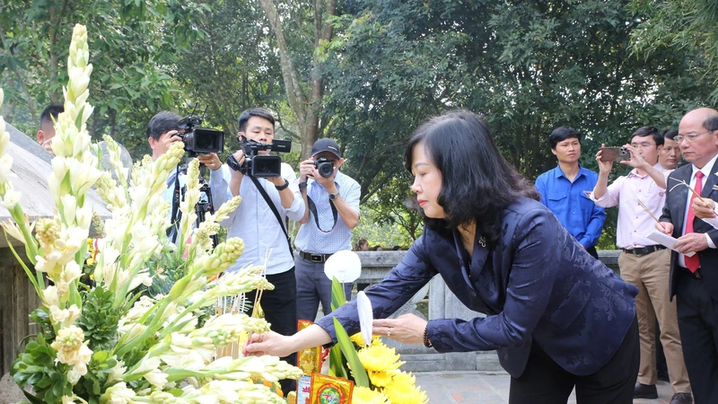 Bộ trưởng Bộ Y tế Đào Hồng Lan dâng hương tại khu mộ Đại danh y ở xã Sơn Trung
