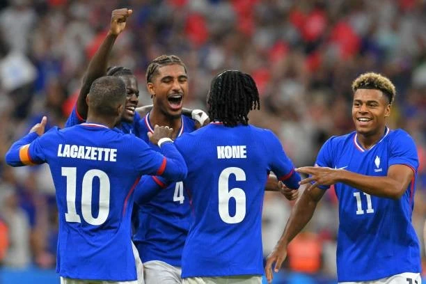 Olympic Pháp đã chiến thắng với kết quả và địa điểm thi đấu giống hệt trong ngày ra quân của ĐT Pháp ở World Cup 1998