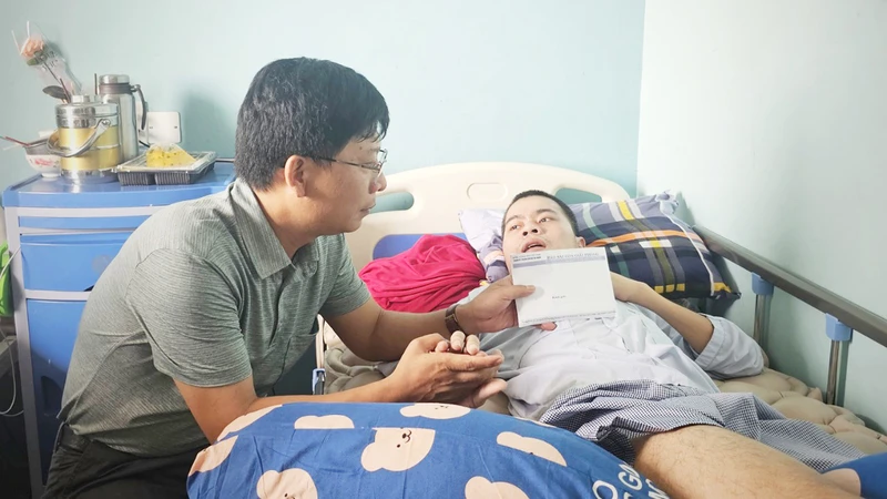 Đại diện Báo SGGP trao 42 triệu đồng của bạn đọc giúp cha con anh Nguyễn Giàu