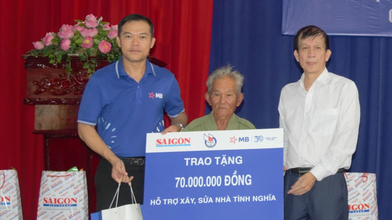 Báo SGGP trao kinh phí sửa nhà tình nghĩa, tặng quà gia đình chính sách tại huyện Gò Dầu, Tây Ninh