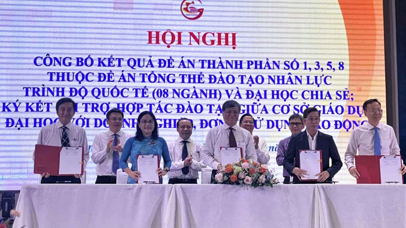 Các trường đại học chủ trì thực hiện đề án đào tạo nhân lực trình độ quốc tế tham gia ký kết tại hội nghị. Ảnh: THANH HÙNG