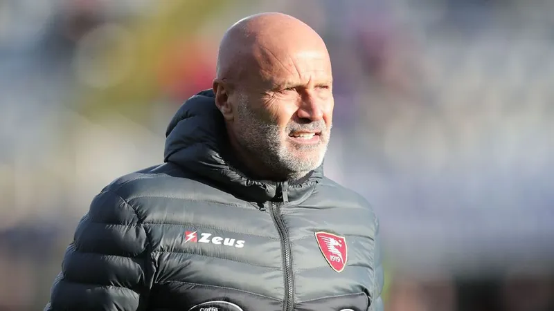 Stefano Colantuono có thể được đôn từ đội trẻ lên nắm Salernitana