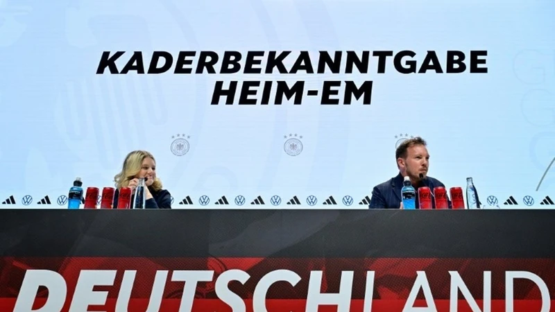 Julian Nagelsmann (phải) trong buổi công bố đội hình ở Berlin