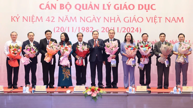 Chủ tịch Quốc hội Trần Thanh Mẫn tặng hoa, chúc mừng các đại biểu Quốc hội là nhà giáo, nguyên là nhà giáo, cán bộ quản lý giáo dục nhân kỷ niệm 42 năm Ngày Nhà giáo Việt Nam, chiều tối 20-11. Ảnh: QUANG PHÚC