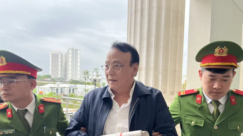 Hình ảnh Chủ tịch HĐQT Tân Hoàng Minh Đỗ Anh Dũng hầu tòa