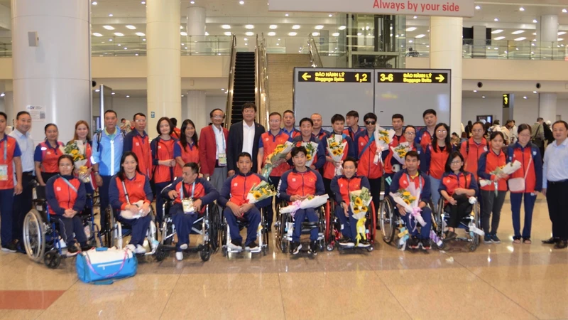 Đoàn thể thao người khuyết tật Việt Nam được đón tại sân bay quốc tế Nội Bài (Hà Nội). Ảnh: THÁI DƯƠNG