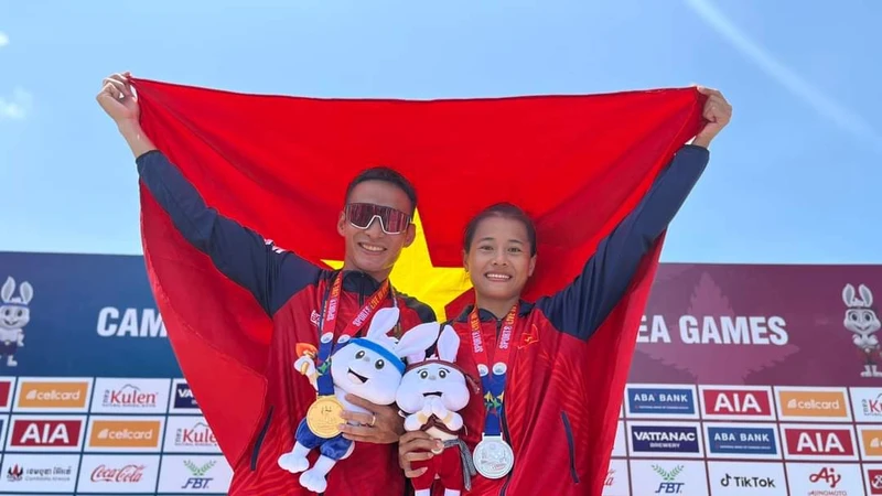 Phạm Tiến Sản và Nguyễn Thị Phương Trinh từng giành huy chương ở SEA Games 32 trong nội dung duathlon, bây giờ họ tiếp tục thi đấu giải vô địch quốc gia marathon và chạy dài Tiền Phong 2024 ở Phú Yên. Ảnh: MINH MINH 