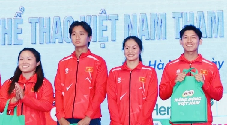 Trần Thị Nhi Yến (thứ 2 từ trái qua) cho biết sẽ thi đấu đạt kết quả tốt nhất của bản thân tại Olympic 2024. Ảnh: LƯỢNG LƯỢNG