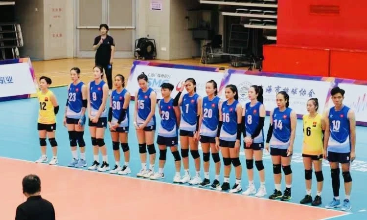 Đội tuyển bóng chuyền nữ Việt Nam lấy giải tại Thượng Hải (Trung Quốc) lần này làm dịp tích lũy chuyên môn cho cầu thủ. Ảnh: TRẦN NHẬT TRỌNG