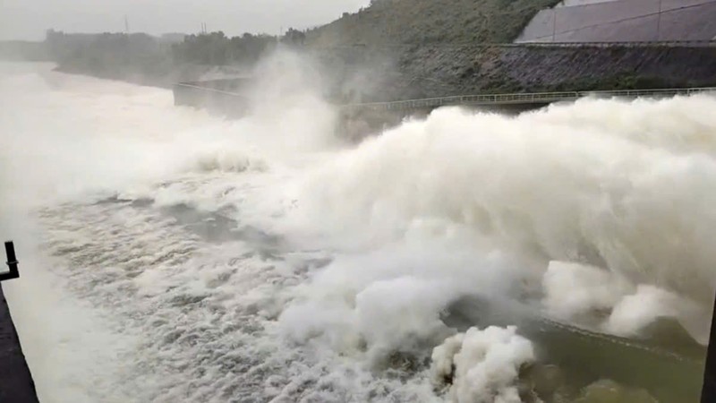 Prolonged heavy rain in Thua Thien Hue overwhelms reservoirs