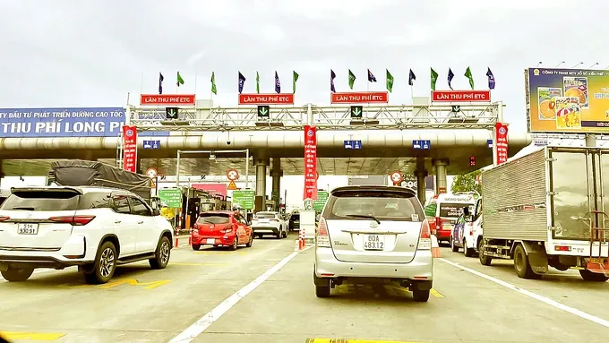 Traffic congestion at the toll plaza on the HCMC – Long Thanh – Dau Giay Expressway (Photo: SGGP)