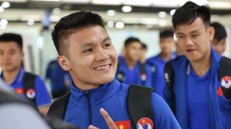 Quang Hải tươi cười trên đường cùng các đồng đội rời sân bay để về khách sạn