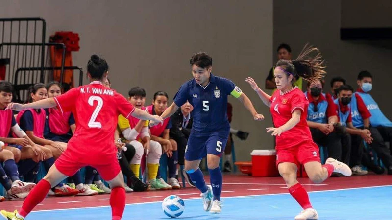 Đội tuyển futsal nữ Thái Lan vượt qua đội Việt Nam trong trận đấu cuối của vòng bảng vào chiều 20-11