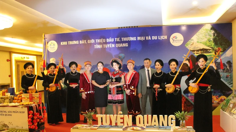 Nơi giới thiệu các sản phẩm của tỉnh Tuyên Quang tại hội nghị truyền thông. Ảnh: XUÂN QUỲNH
