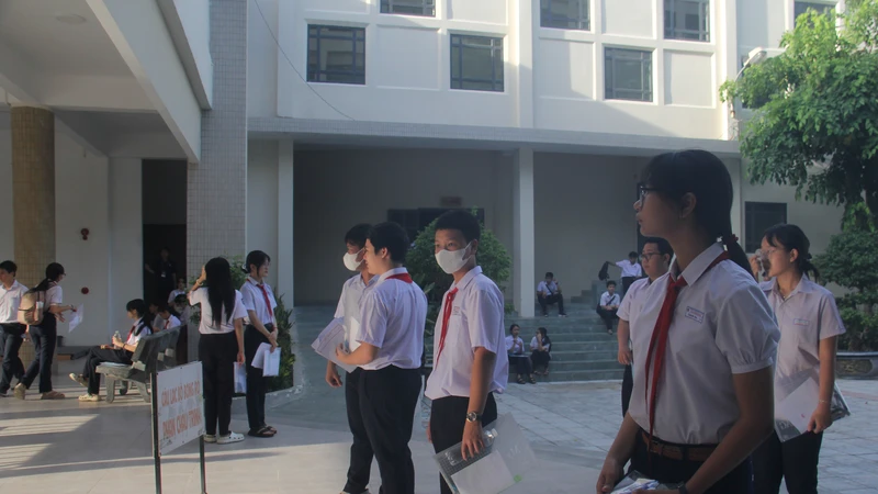 Học sinh thi lớp 10 tại điểm trường THPT Phan Châu Trinh (quận Hải Châu, TP Đà Nẵng)