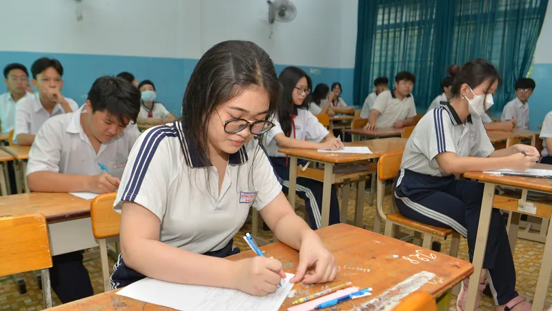 Học sinh thi lớp 10 năm học 2023-2024 tại điểm thi Trường THCS Sương Nguyệt Anh, quận 8, TPHCM. Ảnh: CAO THĂNG