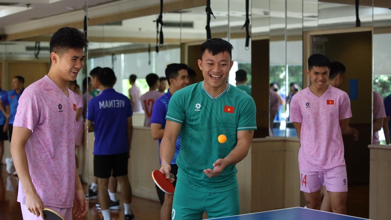 Đội tuyển futsal Việt Nam lấy lại tinh thần sau thất bại ở trận tứ kết Giải futsal châu Á 2024. ẢNH: TÂM HÀ 