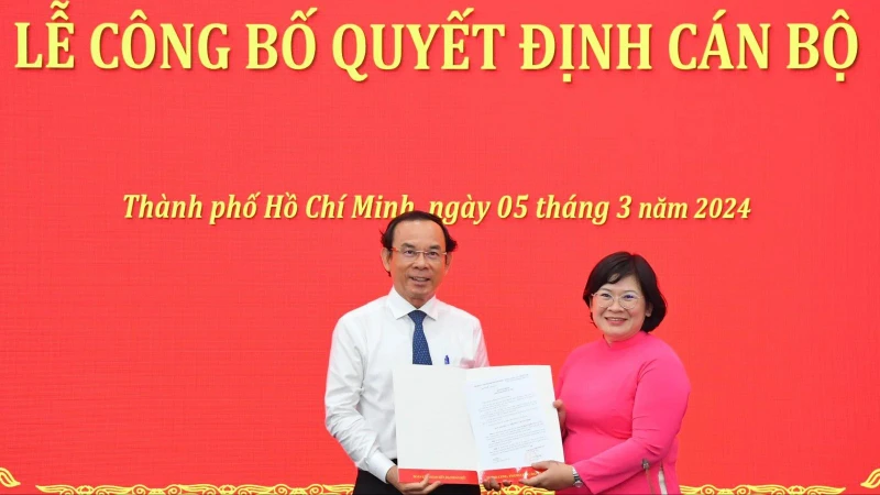 Bí thư Thành ủy TPHCM Nguyễn Văn Nên trao quyết định cho đồng chí Văn Thị Bạch Tuyết. Ảnh: VIỆT DŨNG