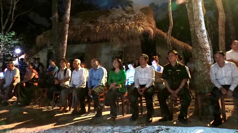 Gần 100 du khách tham quan tour đêm "Trăng chiến khu"