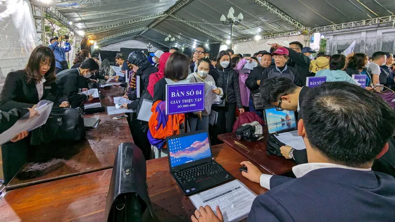 Hàng trăm nhà đầu tư trong vụ án Tân Hoàng Minh tới tòa