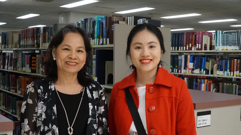 Tác giả và con gái Nguyễn Kỳ Nam (bìa phải) tại thư viện Trường Đại học Washington