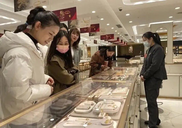 消费者在一家金店选购黄金制品。