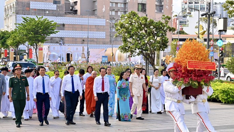 市代表团在胡志明主席塑像公园敬献花圈。
