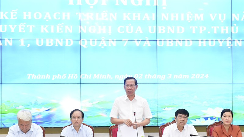 Chairman of the HCMC People's Committee, Phan Van Mai speaks at the meeting. (Photo: SGGP)