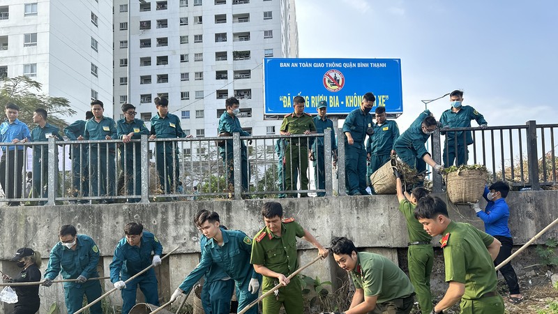 Cleaning up the Xuyen Tam polluted canal in the 152nd Ngay Chu Nhat Xanh (Green Sunday) campaign