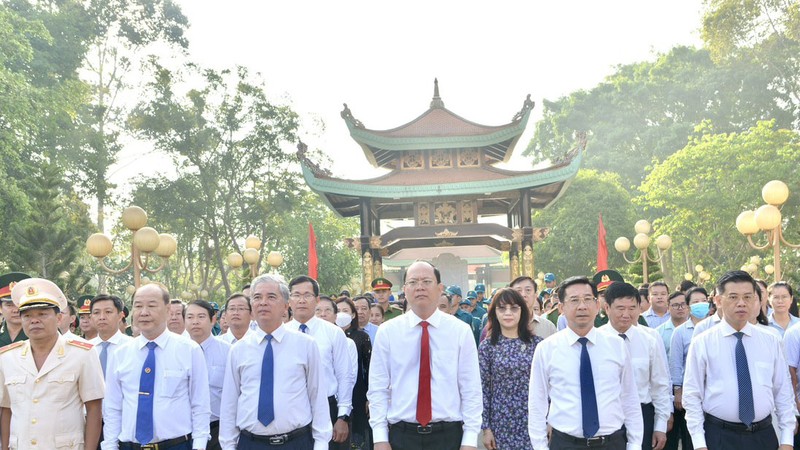 Leaders of the HCMC Party Committee, People’s Council, People’s Committee, and Vietnam Fatherland Front Committee pay tribute to war heroes at Ben Duoc Monument Temple for Martyrs in Cu Chi District. (Photo: SGGP)
