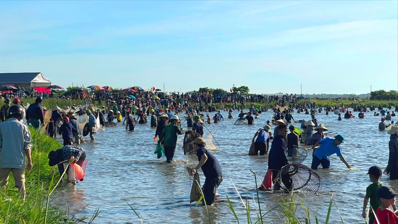 Vuc Rao traditional fishing festival attracts a large number of local people and visitors. (Photo: SGGP)