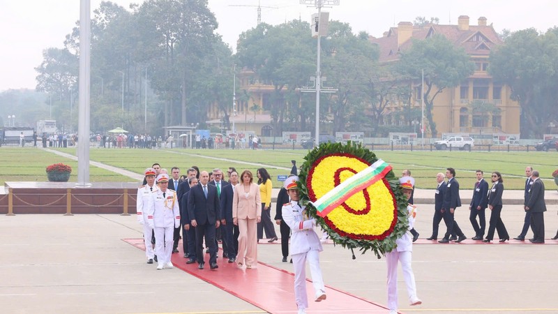 Bulgarian President Rumen Radev and his spouse laid a wreath in tribute to President Ho Chi Minh at the late leader's mausoleum in Hanoi as part of his three-day official visit to Vietnam. (Photo: SGGP)