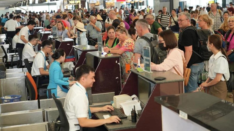 Queues of people in line waiting at check-in counters in Noi Bai airport, Hanoi (Photo: SGGP)