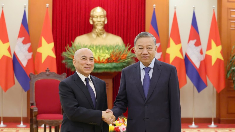 Vietnamese Party General Secretary To Lam (R) meets with Cambodian King Norodom Sihamoni in Hanoi on November 28. (Photo: SGGP)