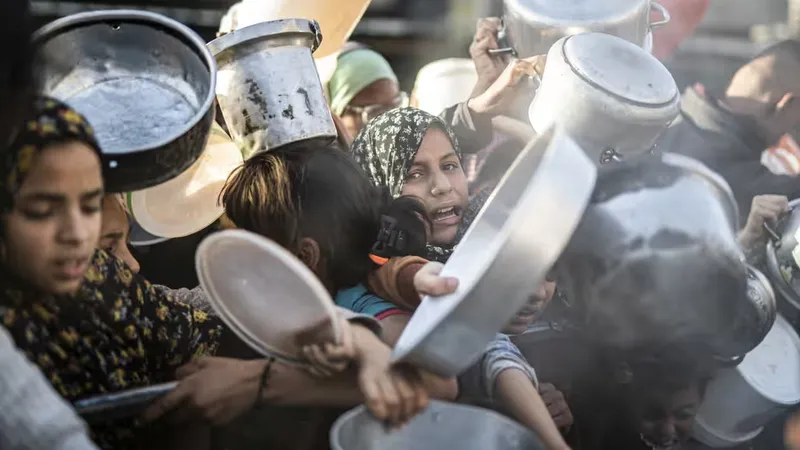 Chen lấn nhận thức ăn cứu trợ ở Dải Gaza. Ảnh: Getty Images