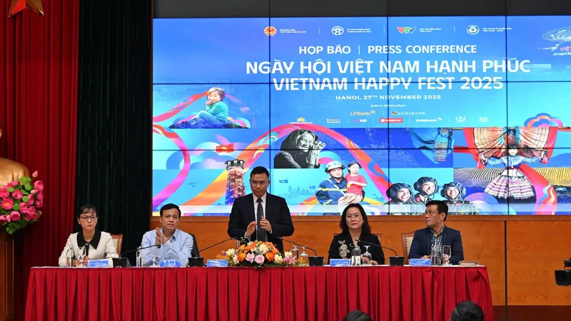 Ban tổ chức thông tin về chương trình tại buổi họp báo.