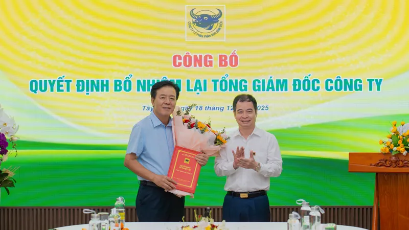 Chủ tịch HĐQT Nguyễn Văn Thiệu trao Quyết định bổ nhiệm lại Tổng Giám đốc Ngô Văn Đông.