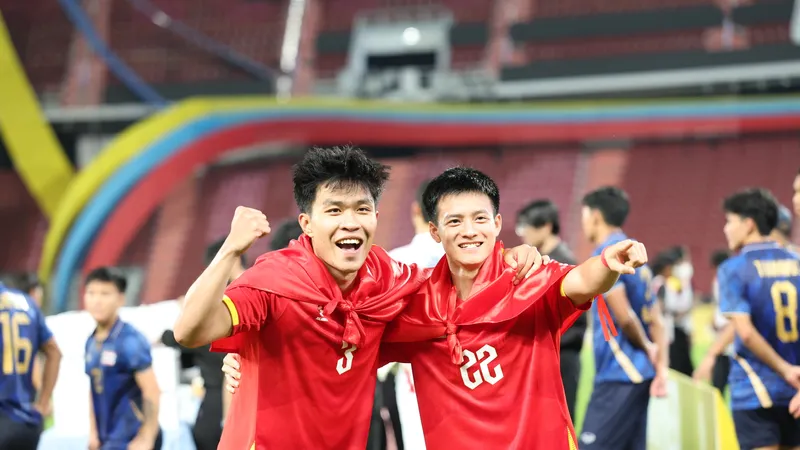 Lý Đức và Thanh Nhàn mừng chiến thắng ở chung kết môn bóng đá nam tại SEA Games 33-2025