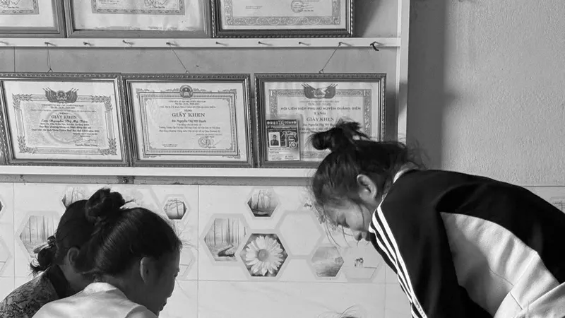 Ba chị em Hạnh, Trang và Linh cùng mẹ bên cha lần cuối trước lúc chia tay. Ảnh: FBNV